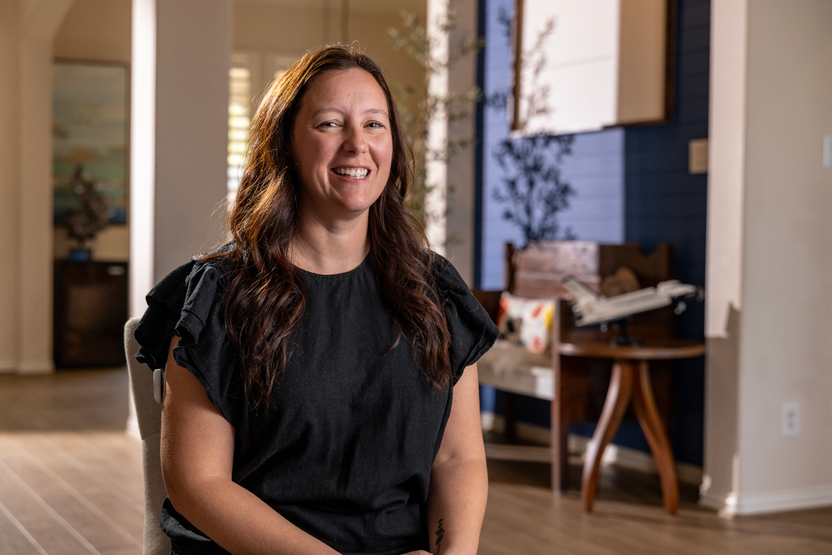 Omnipod Podder April Blackwell sitting on a chair while giving her testimonial