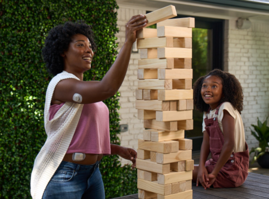 Mum and daughter playing Jenga