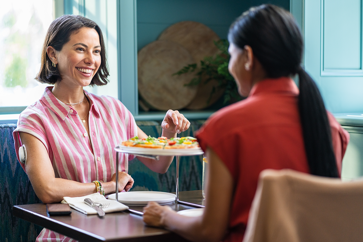 Women having lunch at a cafe