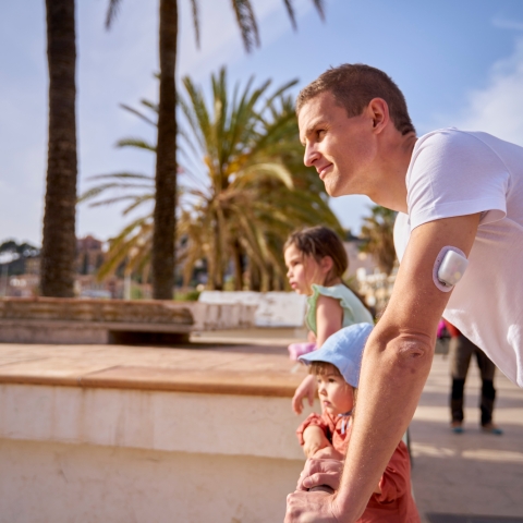 Omnipod Podder, David, at the beach with his two young daughters
